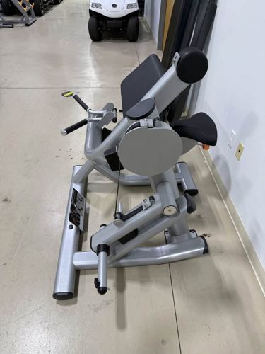 Plate-Loaded Biceps Curl photo 4